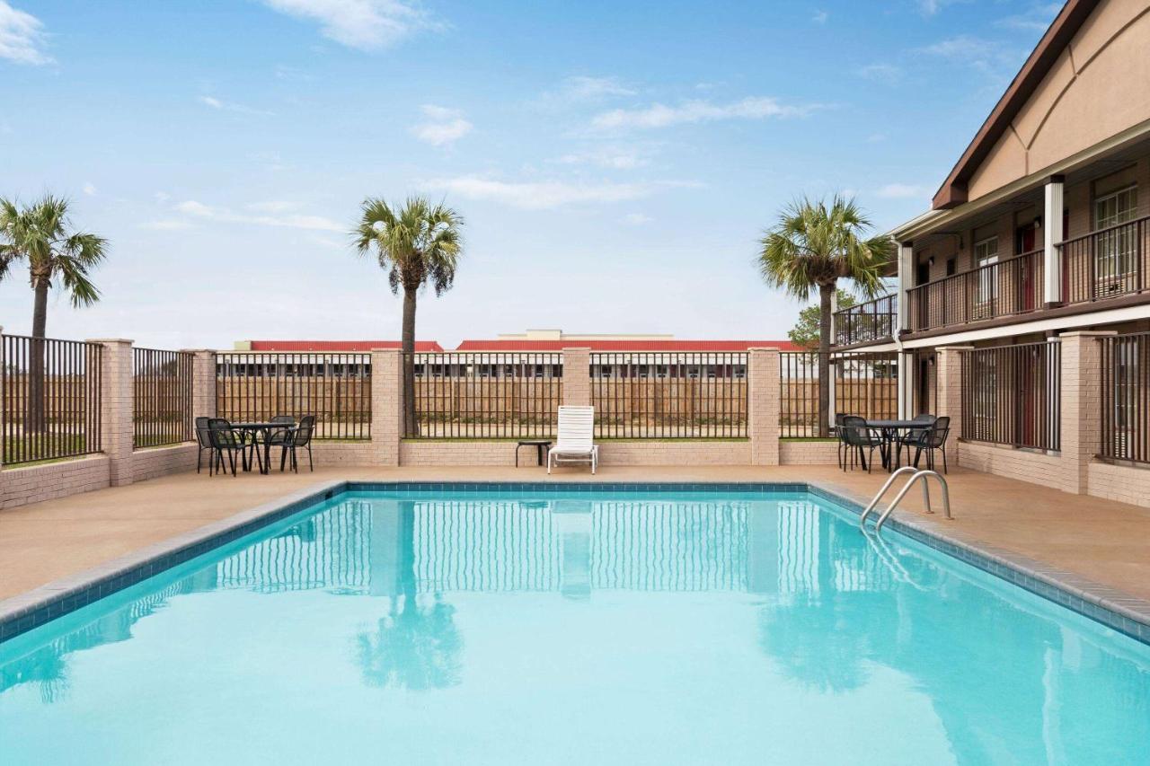 Мотель Super 8 By Wyndham Gulfport Biloxi Airport Экстерьер фото